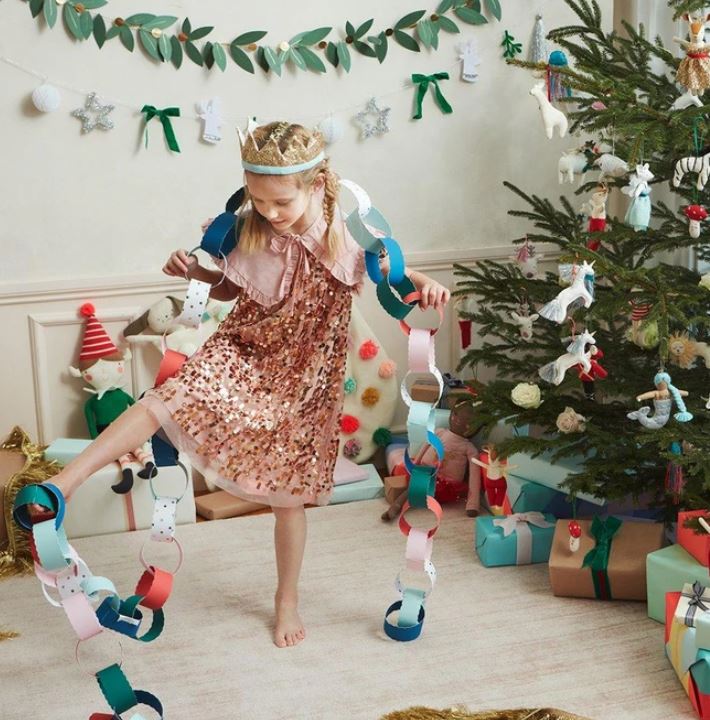 Scalloped Christmas Paper Chains